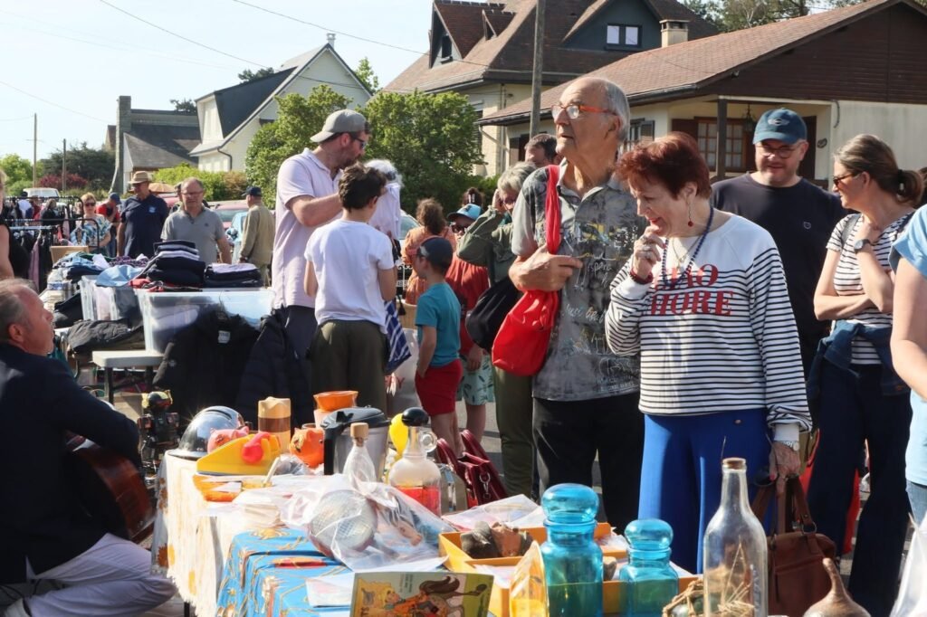 Les visiteurs parcourent les allees de la foire aux greniers de Merville-Franceville.