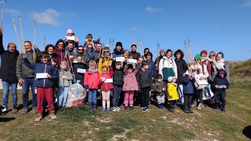 Des familles de l'ecole ramassent les dechets dans les dunes de Merville-Franceville.