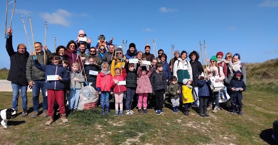Des familles de l'ecole ramassent les dechets dans les dunes de Merville-Franceville.